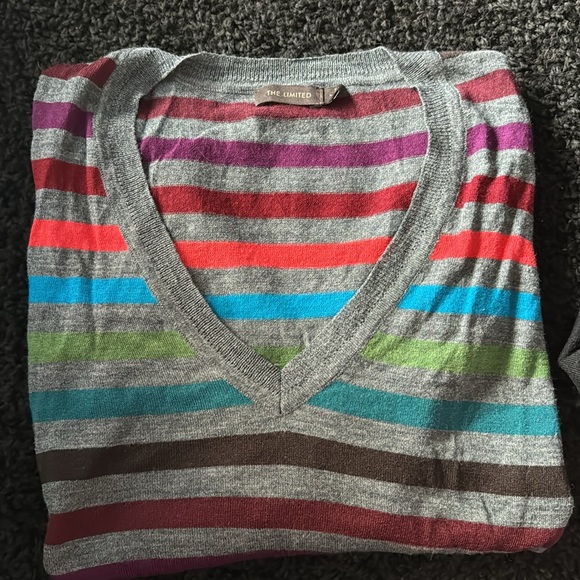 A lot of four sweaters from the limited size large - Picture 3 of 5